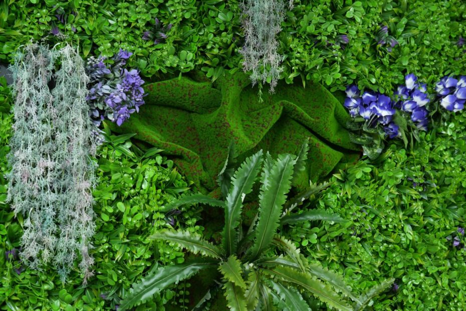 jardín vertical de flores y plantas artificiales