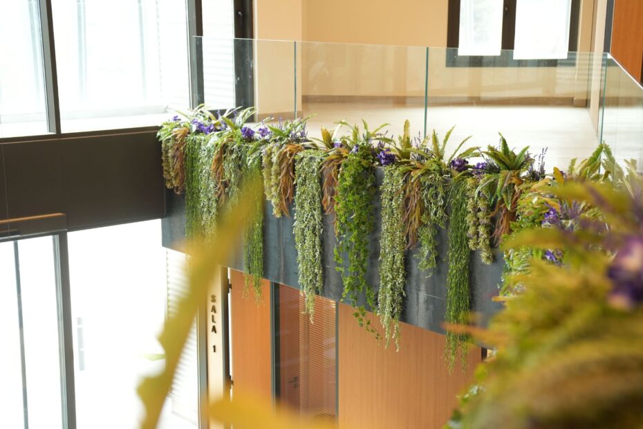 proyecto Bemaco con plantas colgantes artificiales