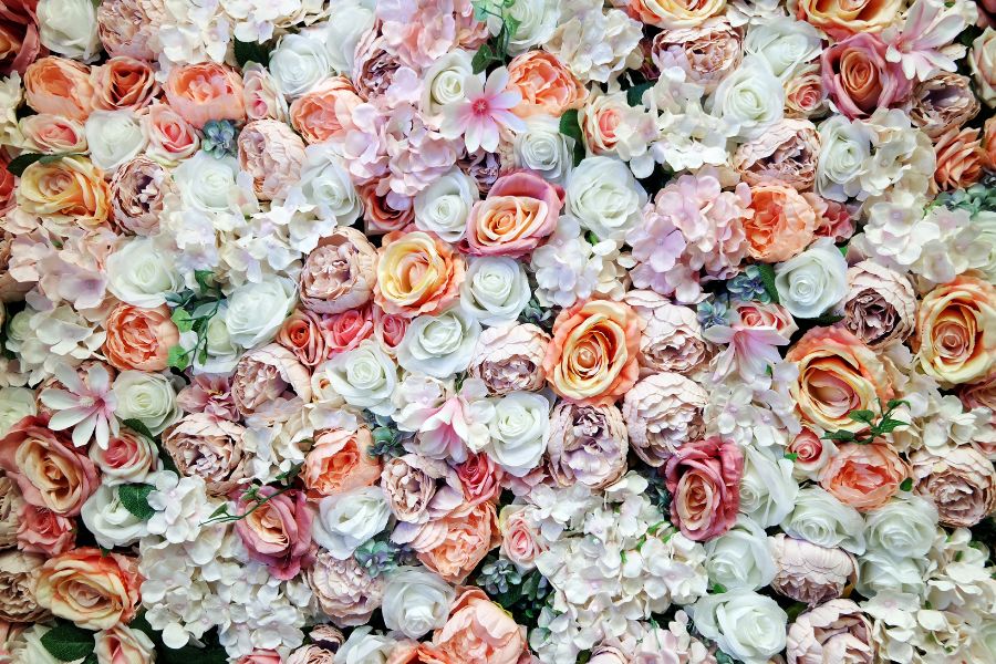pared llena de flores artificiales